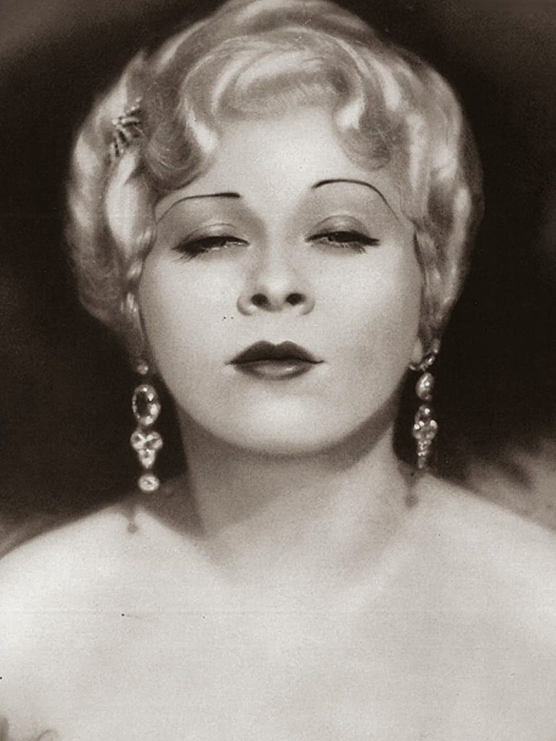 verathom's tweet photo. 4/4
Und so sah die Inspiration in echt aus:
Mae West, die Hollywood-Ikone, die Dalís Fantasie beflügelte. Von der Leinwand in den Raum – und zurück in die Realität. 🎭 #MaeWest #KunstUndLeben https://t.co/csuklRqOiH