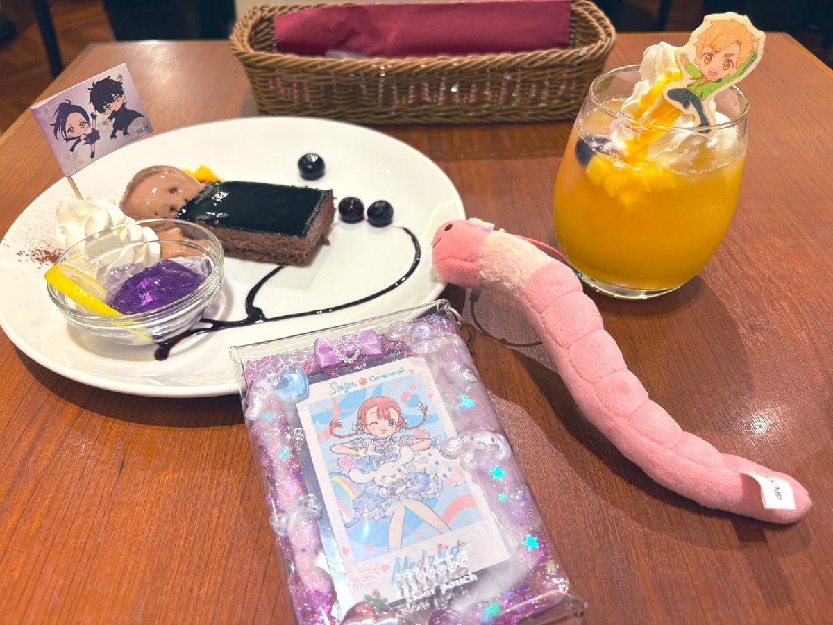 メダリスト展行ってきたよ〜　最後の最後に特大情報量のラフ+プロトタイプ漫画+立体絵画+木炭画　を流し込まれる部屋（撮影禁止）、つるま先生のバイタリティとか創作にかける姿勢と熱量が込められすぎてて溺れそうになった　図録買った