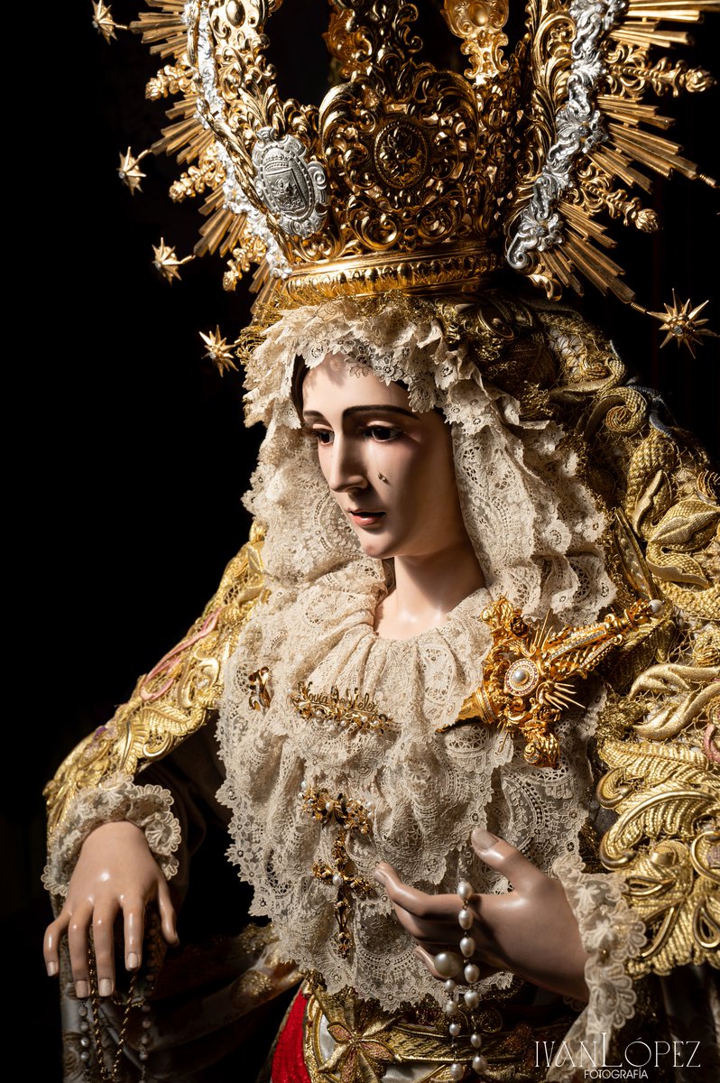 "La Virgen de la Piedad
que está en la puerta de Vélez
rióse con tal bondad
que se llenó de claveles
el aire de la ciudad"

✍️🏻Salvador Rueda