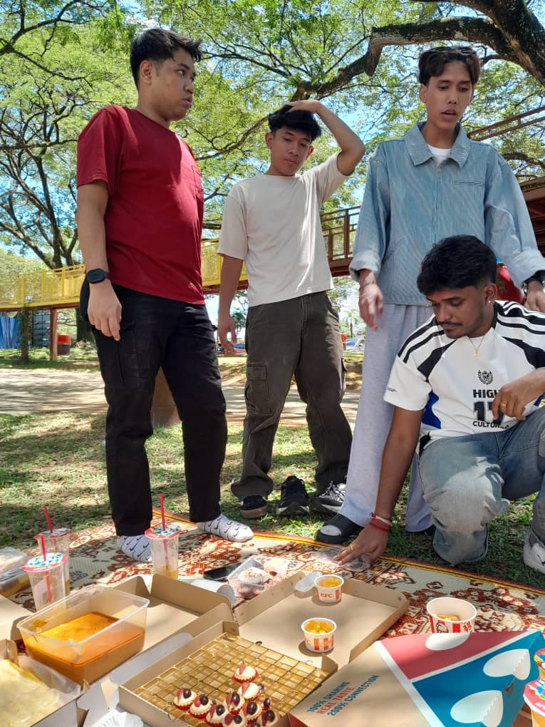 MSUmalaysiaSHCA's tweet photo. MyDay25: Colors of Malaysia Potluck at Taman Tasik Seksyen 14 celebrated unity through food! A flavorful gathering of cultures, creativity, and connection. 🍛🇲🇾
#MSUMalaysia #MSUMalaysiaSHCA #MyDay25 #ColorsOfMalaysia #UnityThroughFood https://t.co/dbQxqcWI2j