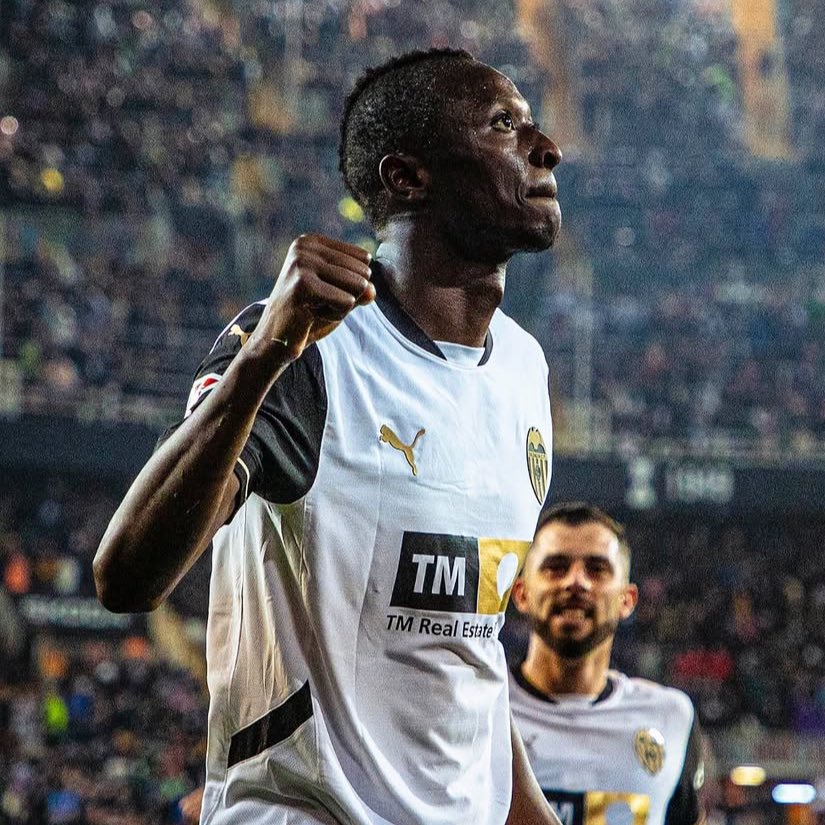 Héctor Gómez (@generaldepie_) on Twitter photo 🇳🇬🦅Negociación entre el <a href="/valenciacf/">Valencia CF</a> y <a href="/RealSociedad/">Real Sociedad Fútbol</a> todavía sin acuerdo
💰La Real pide 1.5M€ por cesión y salario paga VCF
💰VCF ofrece 500K por cesión y pide a Sadiq que rebaje ficha
🗣️Cuestión de negociación y con ganas acuerdo 3 partes
🦇 Sadiq solo quiere VCF 🇳🇬🦅Negociación entre el <a href="/valenciacf/">Valencia CF</a> y <a href="/RealSociedad/">Real Sociedad Fútbol</a> todavía sin acuerdo
💰La Real pide 1.5M€ por cesión y salario paga VCF
💰VCF ofrece 500K por cesión y pide a Sadiq que rebaje ficha
🗣️Cuestión de negociación y con ganas acuerdo 3 partes
🦇 Sadiq solo quiere VCF