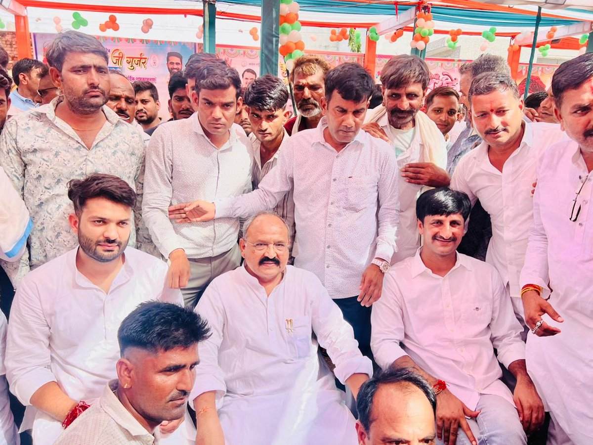 आज बाहेती धर्मशाला, भीलवाड़ा में अखिल भारतीय कांग्रेस कमेटी के सचिव बड़े भाई श्री धीरज गुर्जर जी के जन्मदिवस अवसर पर आयोजित कार्यक्रम में सम्मिलित होकर उन्हें हार्दिक शुभकामनाएं प्रेषित कीं। इस अवसर पर नसीराबाद से कांग्रेस प्रत्याशी छोटे भाई श्री शिव प्रकाश गुर्जर भी साथ रहे।