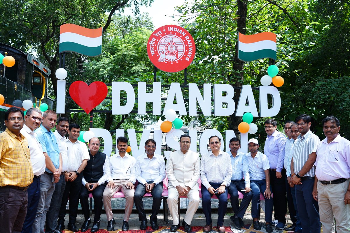 Just clicked a snap at the "I ❤Dhanbad Division" Selfie Point — where coal meets culture and pride shines bright!
A perfect spot to show off your love for the heart of Jharkhand.
#Dhanbad
#HeritageLoco
#SelfiePoint
#JharkhandVibes
#RailwayPride