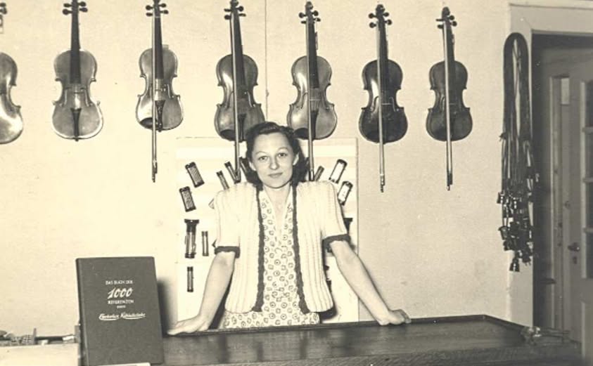 Die unglaublichen Grausamkeiten, die ihr der Staat in Kürze antun würde, konnte Susanne Krüger, als sie glücklich 1953 und 1954 hinter dieser Ladentheke in West-Berlin stand, noch nicht erahnen.
Weder die Kunden des kleinen Radiogeschäfts Paszotta in Charlottenburg damals - noch