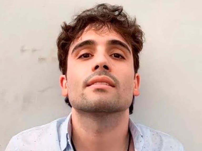 abcesnoticias's tweet image. 🚨 El hijo del Chapo Guzmán, Ovidio Guzmán, habría delatado ante EEUU a Nicolás Maduro como el líder del cartel Los Soles 

Ovidio, habría hablado de como miembros del gobierno de Maduro y militares venezolanos trafican drog@s a EEUU, Asia y a países de latinoamérica. ✅