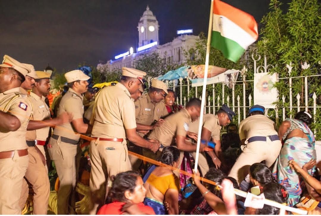 BhimArmyChief's tweet image. चेन्नई में ग्रेटर चेन्नई नगर निगम के सैकड़ों सफ़ाई कर्मचारियों को आधी रात को पुलिस द्वारा जबरन हटाकर हिरासत में लेना लोकतंत्र और मज़दूर अधिकारों पर सीधा हमला है।

ठोस अपशिष्ट प्रबंधन कार्यों के निजीकरण के ख़िलाफ़ 13 दिनों से चल रहे उनके शांतिपूर्ण आंदोलन को बलपूर्वक ख़त्म करना यह…