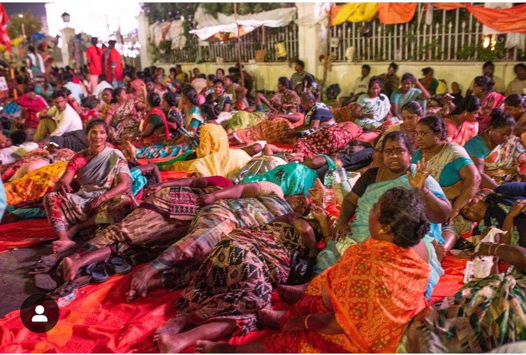 BhimArmyChief's tweet image. चेन्नई में ग्रेटर चेन्नई नगर निगम के सैकड़ों सफ़ाई कर्मचारियों को आधी रात को पुलिस द्वारा जबरन हटाकर हिरासत में लेना लोकतंत्र और मज़दूर अधिकारों पर सीधा हमला है।

ठोस अपशिष्ट प्रबंधन कार्यों के निजीकरण के ख़िलाफ़ 13 दिनों से चल रहे उनके शांतिपूर्ण आंदोलन को बलपूर्वक ख़त्म करना यह…