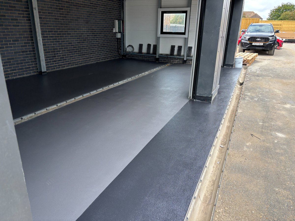 ResintekServ's tweet image. ☀🌊 Summer vibes + industrial precision = 🔥 results.
Brighton’s decks are getting a Flowcrete Deckshield ID &amp;amp; ED makeover in vibrant colours built to last. Durability never looked this good. @flowcrete  #Brighton #Deckshield #Flowcrete #TeamResintek