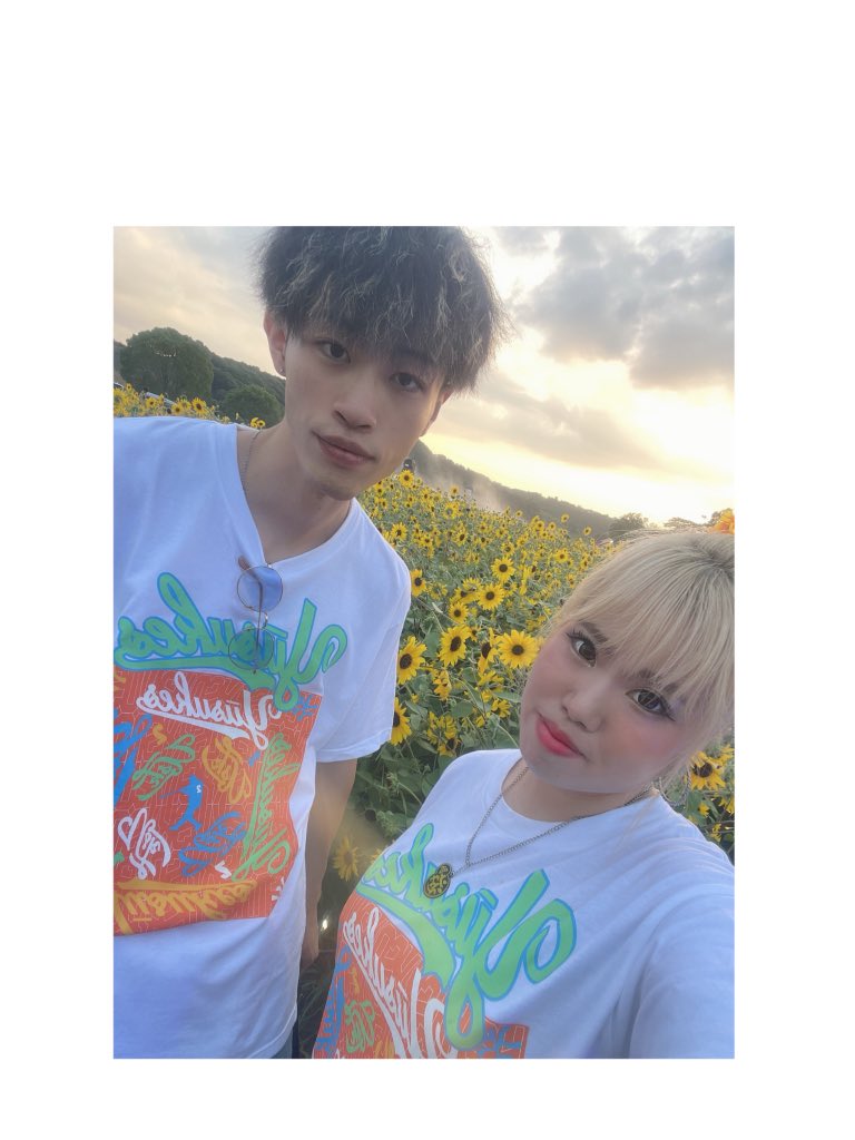 u__s__k__'s tweet photo. 遊助のツアーTシャツ着て、この前日曜日に東京ドイツ村のひまわり畑に行ってきたよ🌻
遊助ライブで夏を感じて、ひまわりを見て最高の夏🌼
夜のライトアップもとっても綺麗だった🥰
花火も見れたし最高でした🎇
明日と明後日の大阪公演楽しみ🫶
イエローアーチも楽しみ💛
会いに行くね🌻
@KamijiUsuke https://t.co/yU7ndBwXQ7