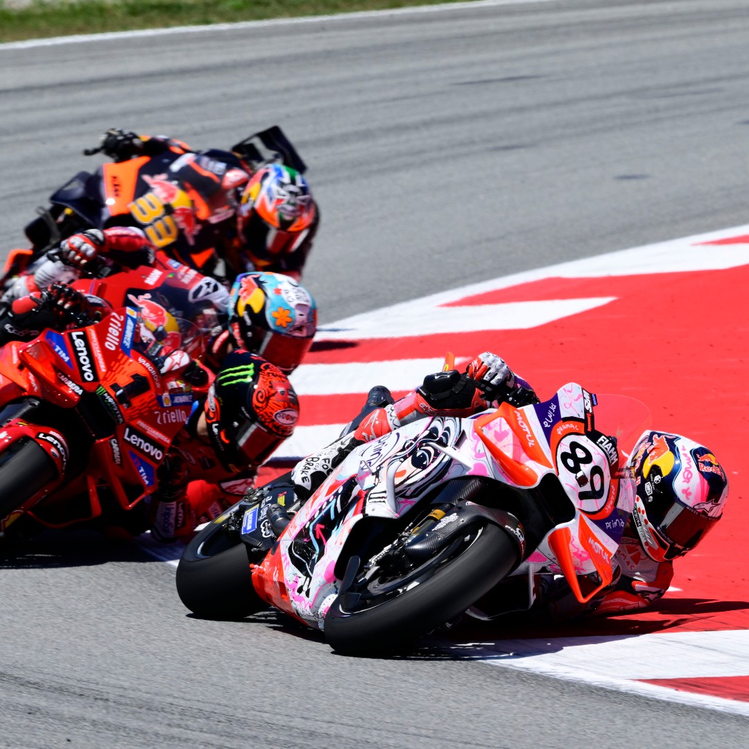 📢 NEW @motogp experience auctions for the #HungarianGP &amp; #CatalunyaGP now LIVE!

Experience the thrill of MotoGP like never before with our exclusive access... Bid here 🔗 bit.ly/3GkeGU4

📸 Red Bull

#MotoGP #motorcyclessavelives <a href="/CharityStars/">CharityStars</a>