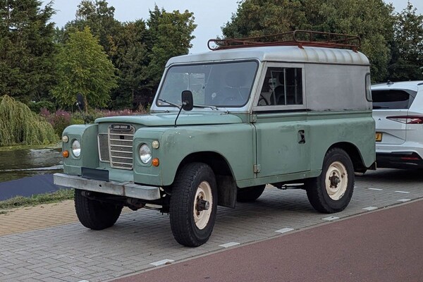 Hoewel busjes van pakketbezorgers zouden het tot klassieker schoppen? Wij gokken voorzichtig op nul, maar deze Zwitserse Land Rover is de uitzondering.  autoweek.nl/autonieuws/art…
