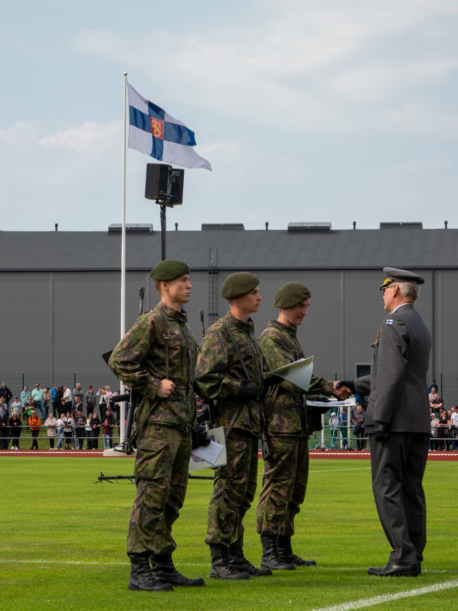 PorinPR's tweet photo. #PORPR komentaja prkenr Jami Virta otti vastaan #POHMJP ja #VSHP alokkaiden valat- ja vakuutukset Laihialla. Paraatijoukkoja johti evl Jussi Honko. Esilukijana toimi Laihian kunnanjohtaja Jari Rantala.
KiitĂ€mme tuhansia maakunnissa tilaisuuksia seuranneita lĂ€heisiĂ€. đ https://t.co/QmiPnBfNPk