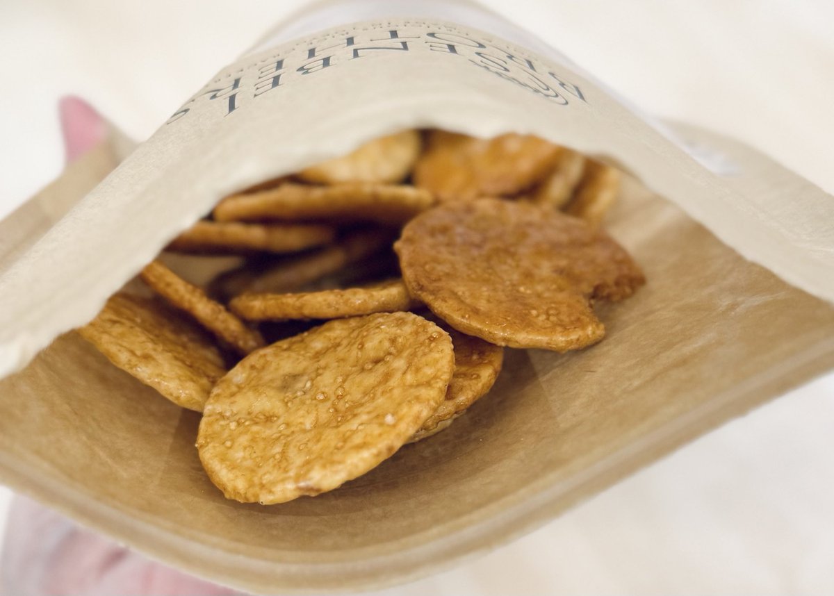 羽田空港の売店でお茶買おうとレジに並んでたらセンベイブラザーズが目に入って即買いラッキー！