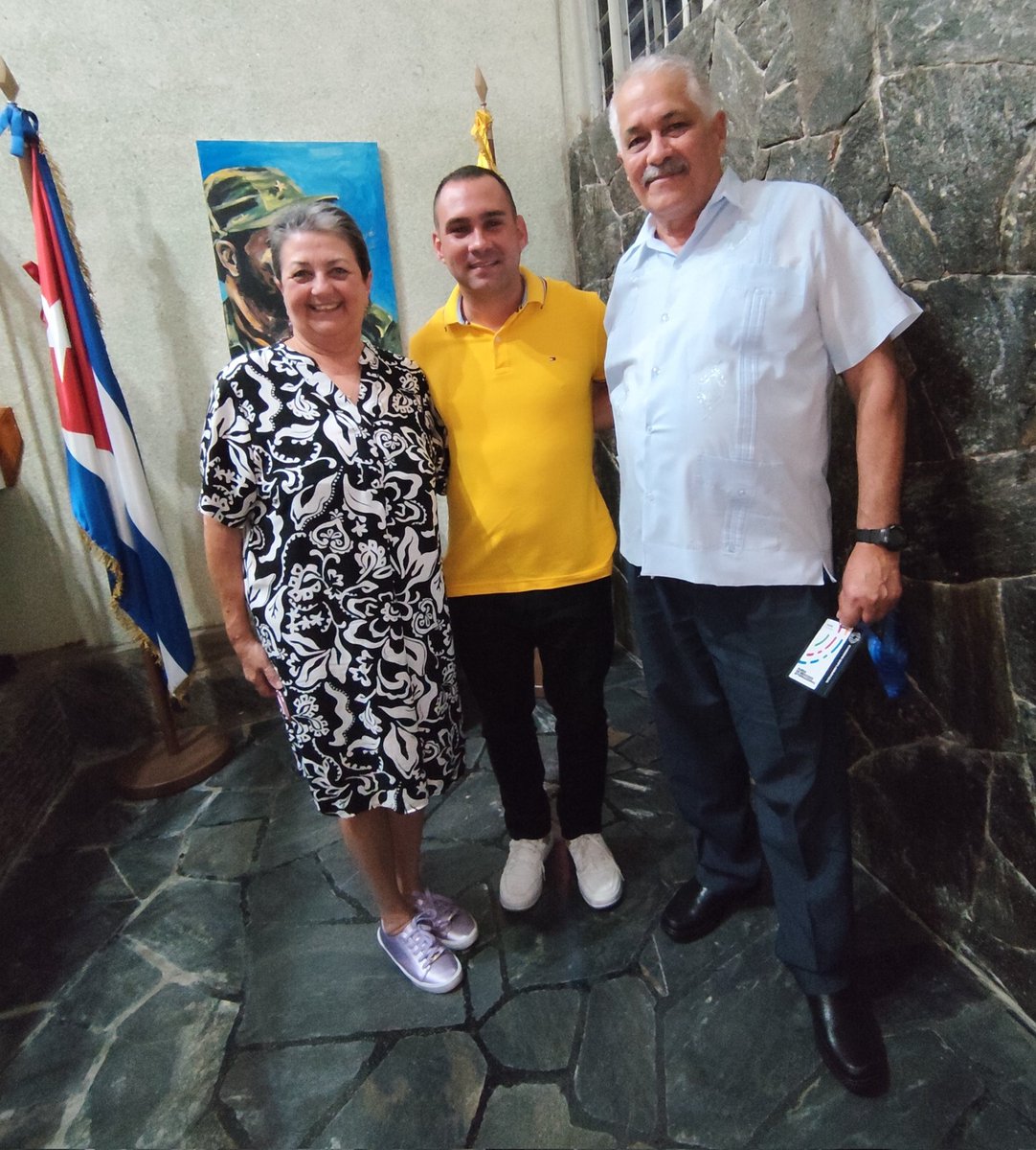 He sido testigo del emotivo encuentro entre Elián y el Embajador de #Cuba que tanto hizo, en las entrañas del monstruo, por su regreso a la patria, Dagoberto Rodríguez.