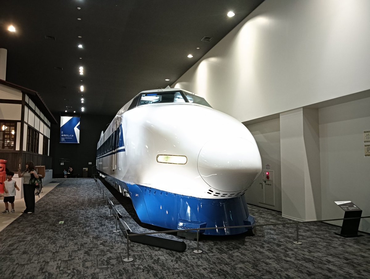 ShowaTecchan's tweet photo. 久しぶりに、京都鉄道博物館に行ってきました。もう相当前で、開館の年に行って以来です。
勿論、梅小路京都西駅も初めての利用となりました。
やっぱり、行くと楽しいですね。
#京都鉄道博物館 #100N系 #DD51 https://t.co/RQFZNtJl82