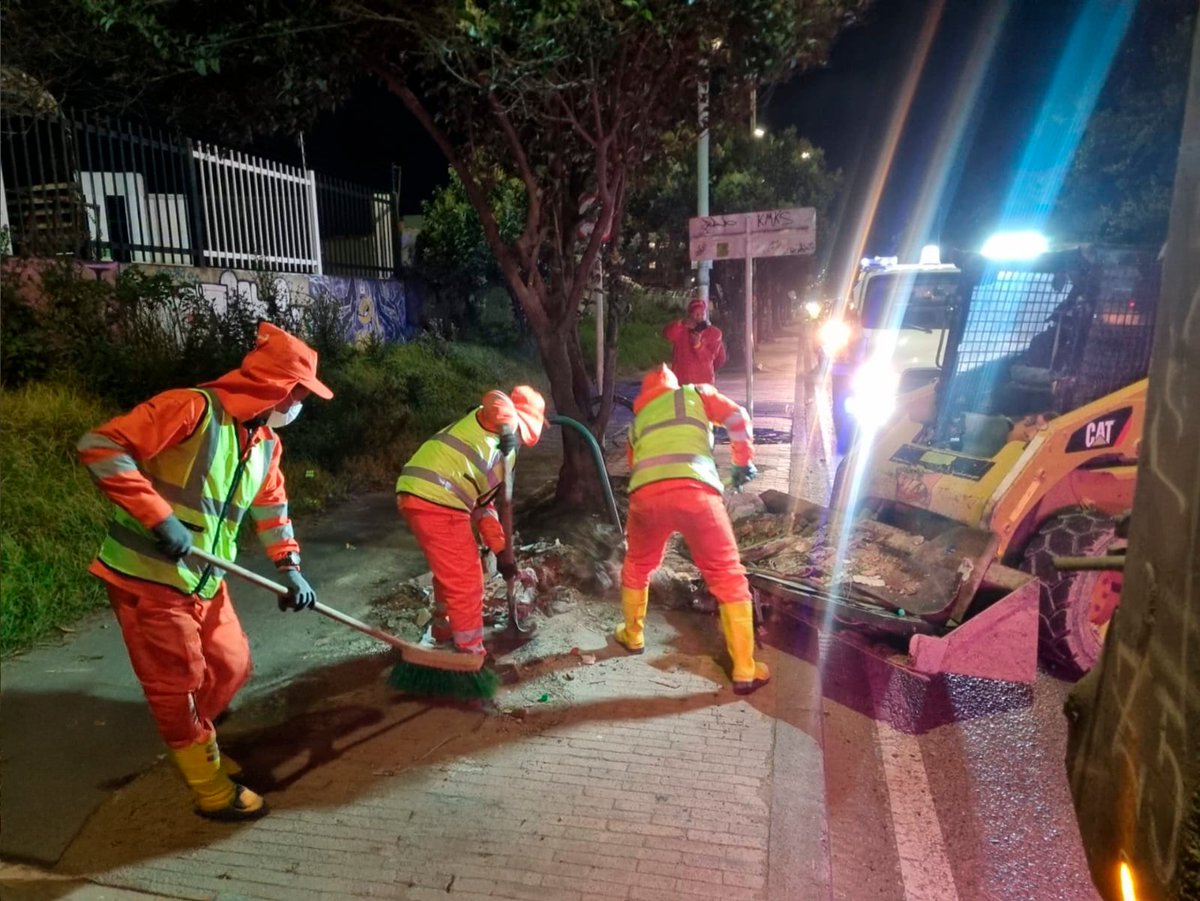 Uaesp (@uaesp) on Twitter photo Anoche, junto a <a href="/AguasBogota/">Aguas de Bogotá</a>, atendimos puntos de arrojo clandestino en varios sectores de la ciudad.
Recuerda que tenemos muchas alternativas para disponer correctamente tus residuos especiales: puedes llevarlos a los Ecopuntos o llamar a la Línea 110. Anoche, junto a <a href="/AguasBogota/">Aguas de Bogotá</a>, atendimos puntos de arrojo clandestino en varios sectores de la ciudad.
Recuerda que tenemos muchas alternativas para disponer correctamente tus residuos especiales: puedes llevarlos a los Ecopuntos o llamar a la Línea 110.