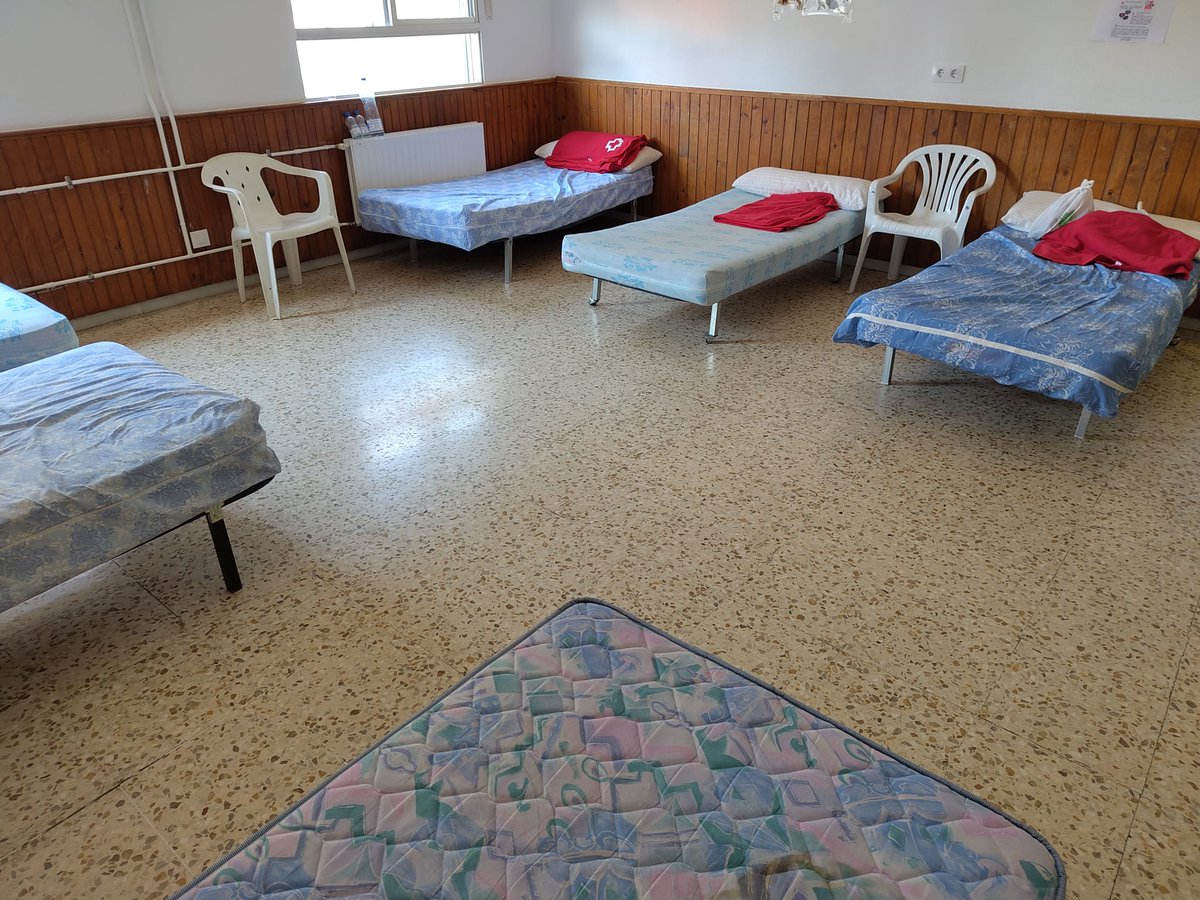 En este albergue en Puebla de Sanabria (Zamora) los psicólogos dan información a los vecinos y tratan de tranquilizarlos. También intentan que se desahoguen. 

Anoche durmieron allí 218 personas.

📸 <a href="/drivaspacheco/">Daniel Rivas Pacheco</a>, enviado especial de RTVE Noticias

rtve.es/noticias/20250…