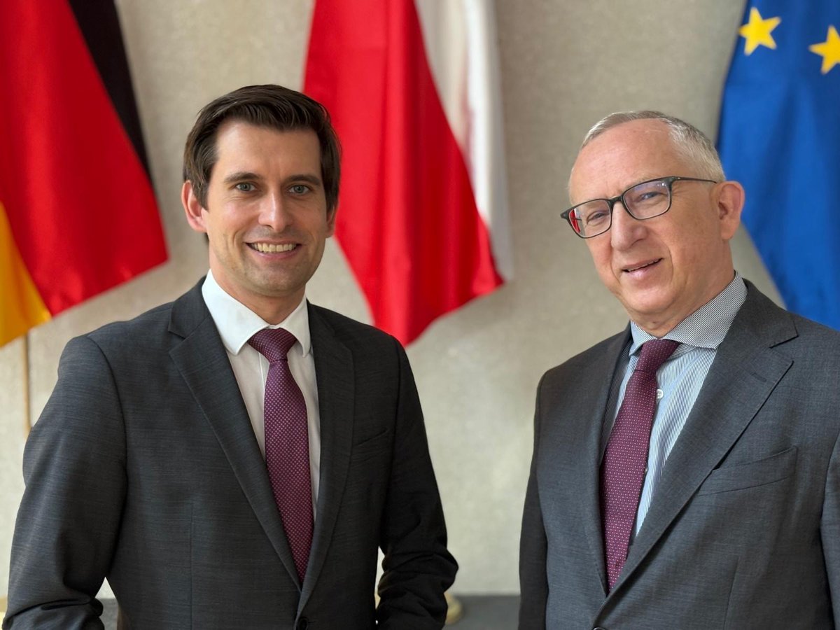 Vertiefung von Freundschaften zwischen NRW und europäischen Partnern: Der neue Bevollmächtigte Dr. Matthias Roßbach im Gespräch mit dem Botschafter des Vereinigten Königreichs <a href="/andrewjonathanm/">Andrew Mitchell</a>  <a href="/UKinGermany/">UK in Germany</a> und dem Geschäftsträger Polens Jan Tombiński <a href="/PLinDeutschland/">Botschaft Polen DE</a>.