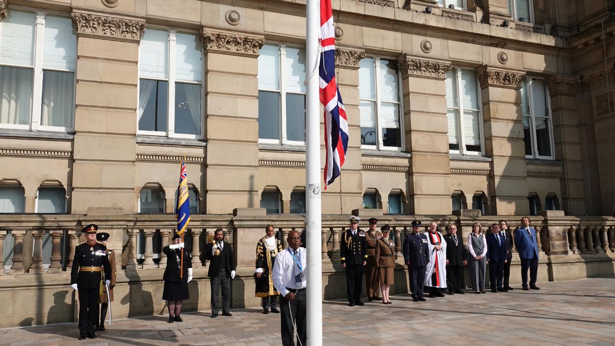 BrumLordMayor's tweet photo. Today, I had the honour of leading the #VJDay80 service at the Hall of Memory following a flag raising ceremony in Victoria Square and procession from the Council House. 
Thank you to all who joined us.
May we always remember.  
#LestWeForget https://t.co/C1rugG211k