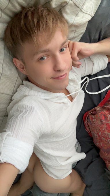 Watch Noah White's leaked NSFW photo on TwXstars