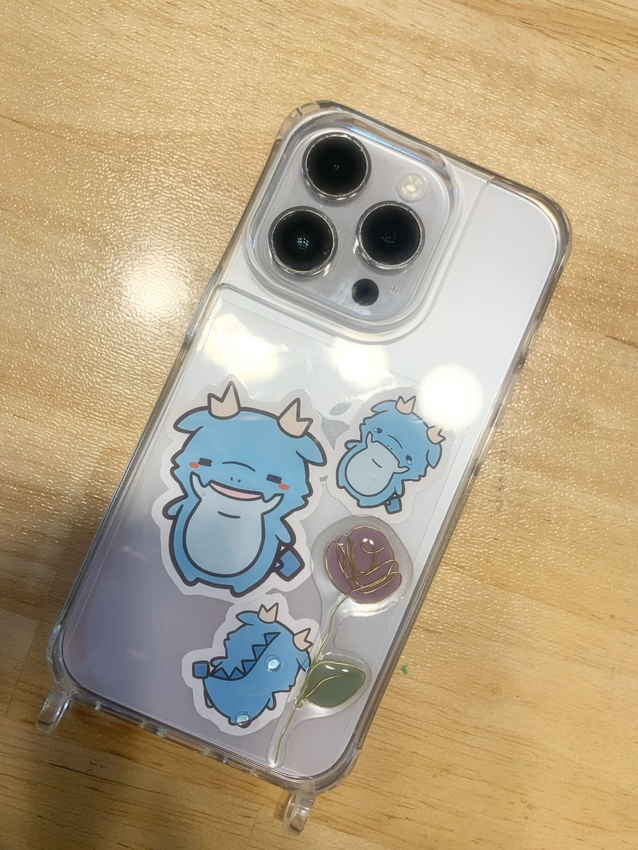 n_pyon_'s tweet image. 新しいiPhoneケース届いた！
ライトパープルの薔薇🌹💜
ガオガオガオ村越あにき仕様🦕🩵
←普段の日  ／ オタクの日→