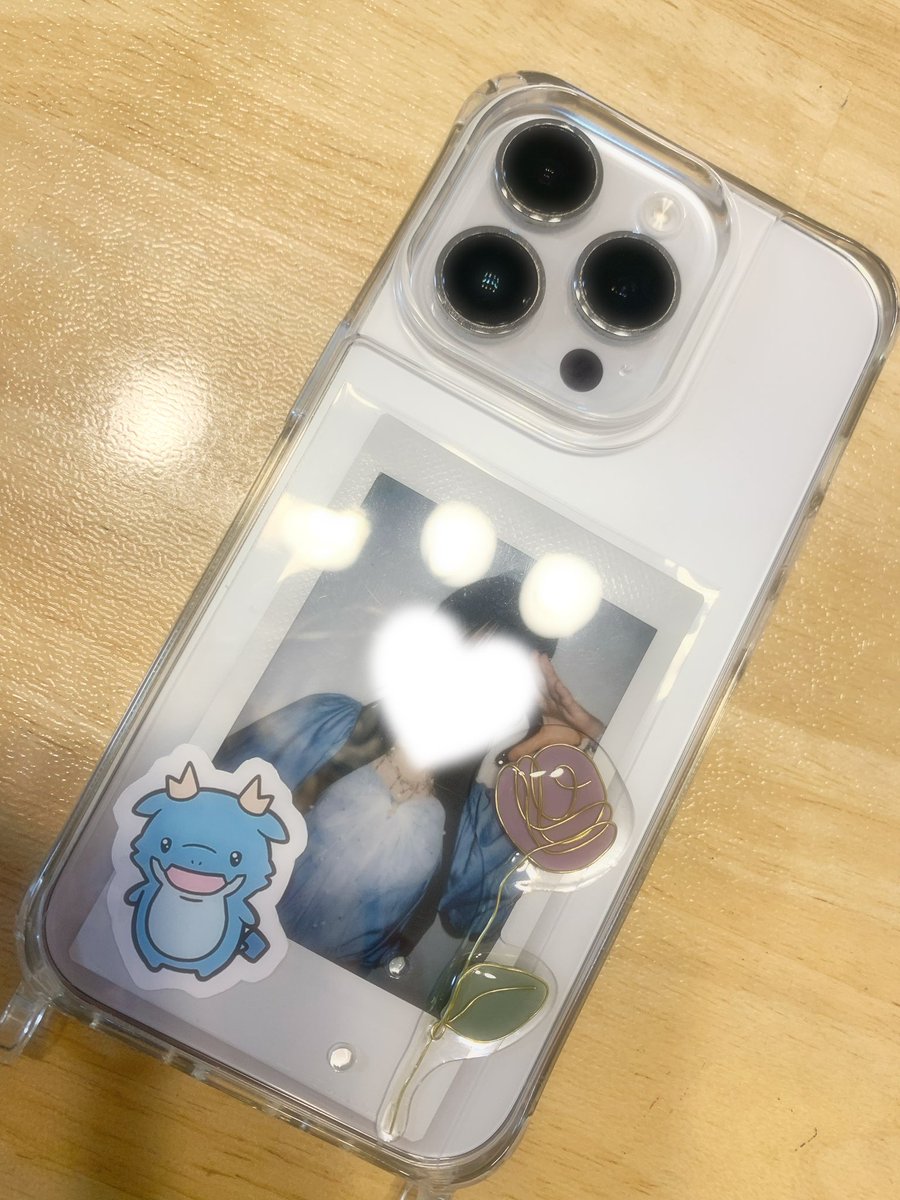 n_pyon_'s tweet image. 新しいiPhoneケース届いた！
ライトパープルの薔薇🌹💜
ガオガオガオ村越あにき仕様🦕🩵
←普段の日  ／ オタクの日→