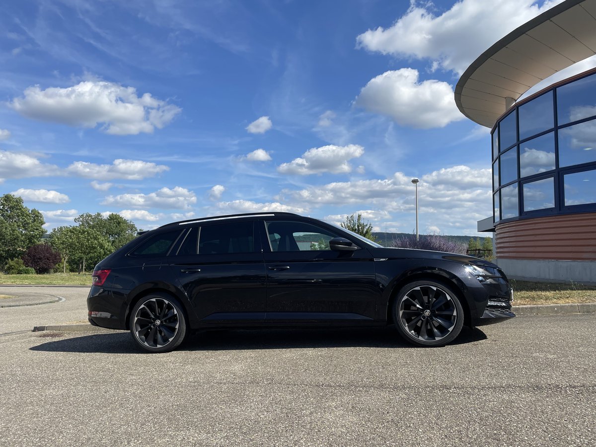 Dieser Skoda Superb wurde für einen Fahrer, der seine Beine nicht mehr benutzen kann, mit einem digitalen Darios-Gasring und einer Handbetriebsbremse rechts ausgestattet –. Er freut sich, wieder mit beiden Händen am Lenkrad fahren zu können.
 Für weitere Informationen: