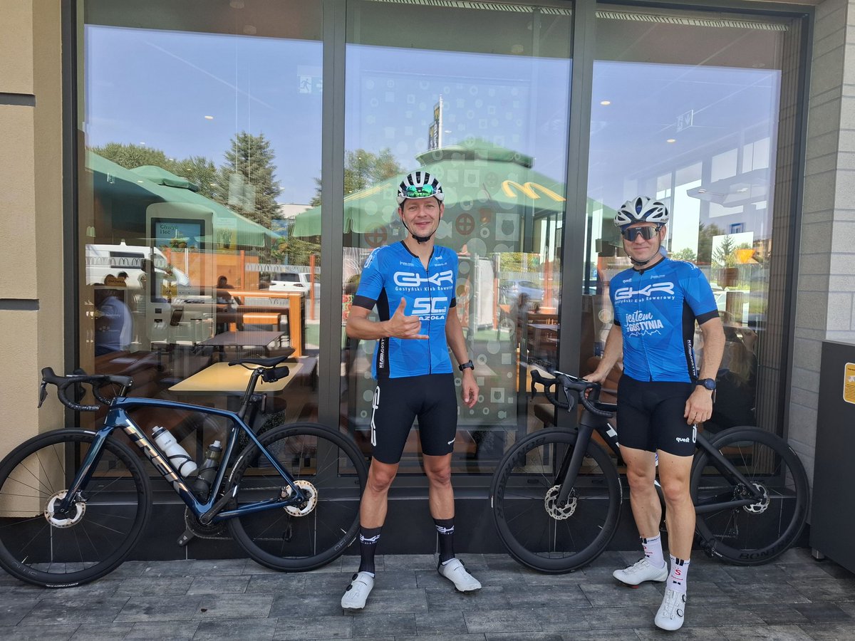 Jedzie sobie człowiek na relaksującą przejażdżkę z PIT-STOPEM na kawę w <a href="/McDonalds/">McDonald's</a>, a tu spotyka tego Pana <a href="/barrut85/">Bartłomiej Ruta</a> (na #TurkusowaKozica by <a href="/TrekBikes/">Trek Bicycle</a>) i Witka (na #BlackMadone by <a href="/TrekBikes/">Trek Bicycle</a>) i od razu rośnie mu AVG Speed po trasie.

<a href="/kasinski_alan/">Alan Kasiński 🇵🇱🇪🇺</a> <a href="/lukasz_borowiak/">Łukasz Borowiak 🇵🇱1920💯</a>