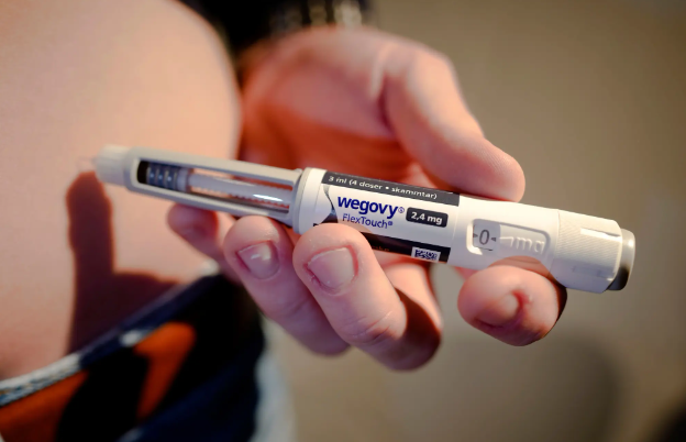 Die #Abnehmspritzen wirken zuverlässig. Solange man sie nimmt. Studien zeigen, wie hart der Jo-Jo-Effekt danach zurückschlägt.  #Pharmafirmen wollen jetzt mit neuen Wirkstoffen gegensteuern.

bzbasel.ch/leben/jo-jo-ef…