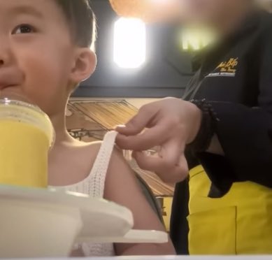 again…. 또 다시…
런쥔 옷 올려줘야 돼.