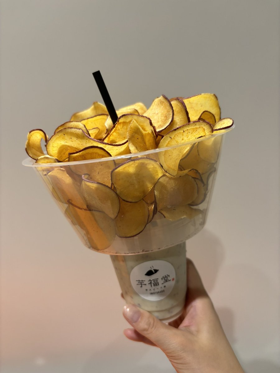 fumamyu_317's tweet photo. てかその翌日リアミついでにさつまいも博行ったらひよこ組がめざましのロケで行ってた芋福堂さんが出店しててせっかくだから飲む焼き芋とおいもちっぷすいただいてきたよ🍠美味しかったー！ https://t.co/BZmV1em65K
