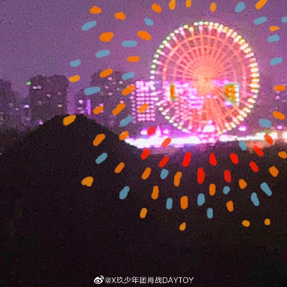 肖战と過ごす夏休みおまけの花火🎇❤️
観覧車を花火に見立ててお絵描き🎨
発想が可愛くて面白いし、こういう見たもの想像したもの創ったもの色んな事を何気なく共有してくれるとこが好き🫶
#XiaoZhan #シャオ・ジャン #肖戦 #肖战
cr 肖戦本人微博