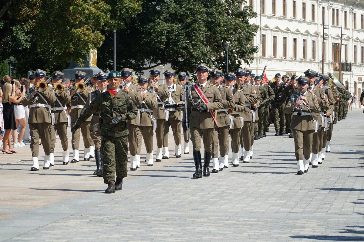 nadbuzanski_sg's tweet photo. Byliśmy na Święcie Wojska Polskiego w #Lublinie.
W uroczystościach na Placu Litewskim uczestniczył Zastępca Komendanta #NOSG płk SG Jan Szynal oraz poczet sztandarowy.
#WojskoPolskie|#StrażGraniczna https://t.co/aagSwRlctH