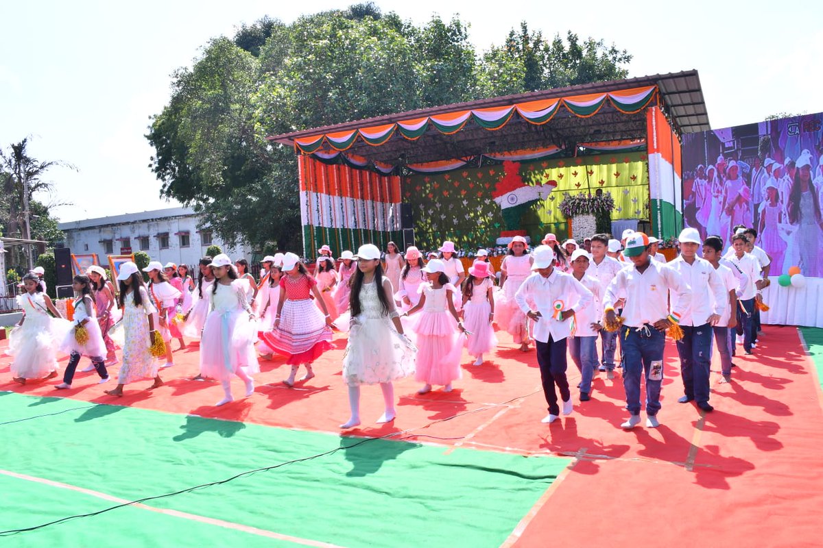 इस अवसर पर केन्द्रीय विद्यालय, पल्लव निकेतन एवं OEF विद्यालय के बच्चों द्वारा सांस्कृतिक कार्यक्रम प्रस्तुत किया जोकि राष्ट्र निर्माण की प्रेरणा पर आधारित था। महाप्रबंधक महोदय ने कार्यक्रम में शामिल अधिकारियों एवं कर्मचारियों को राष्ट्र विकास हेतु प्रेरित किया ।