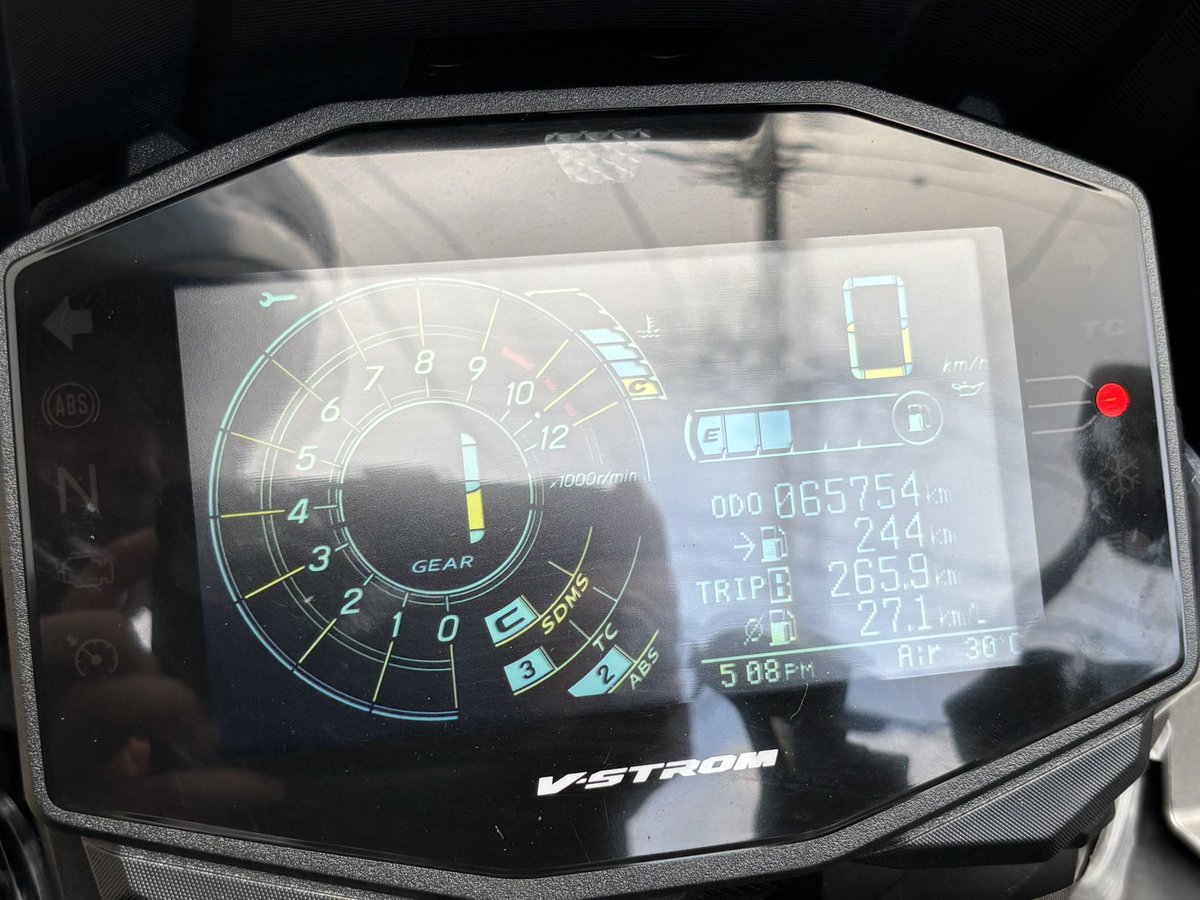takebo1971's tweet photo. 【今日の記録値】
走行距離265.9km…Sズキ本社〜TDLまで下道で走る距離。
平均燃費27.1km/L…普段より丁寧にアクセル開閉したが、峠越え⤴️⤵️ありでこれは驚き。 #44k
居眠りによる運転者への頭突き2回…制動時ではない。本当に寝てたそう。
不注意によるヘルメット落下1回…大事にしてね💦 https://t.co/jBdVLtbjME