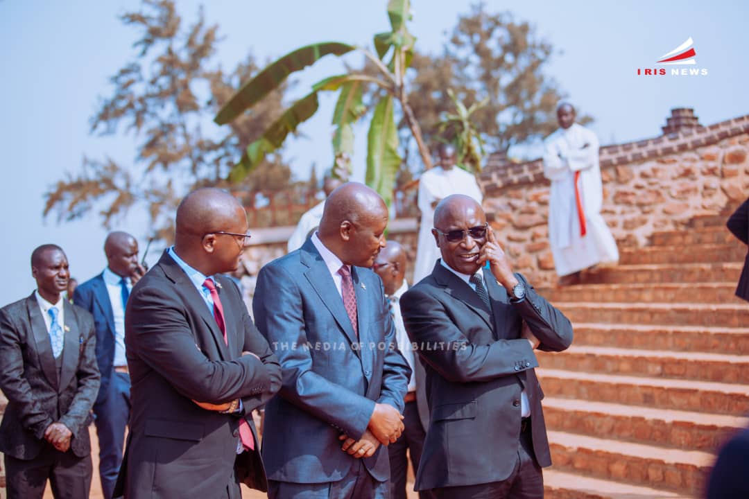 En Présence du Président du #Burundi et d'autres dignitaires, Cardinal #Parolin, Secrétaire d'Etat du Vatican, a ajourd'hui proclamé solennellement la concession du Titre de Basilique Mineure à  la Paroisse Mugera et a béni ses tours.