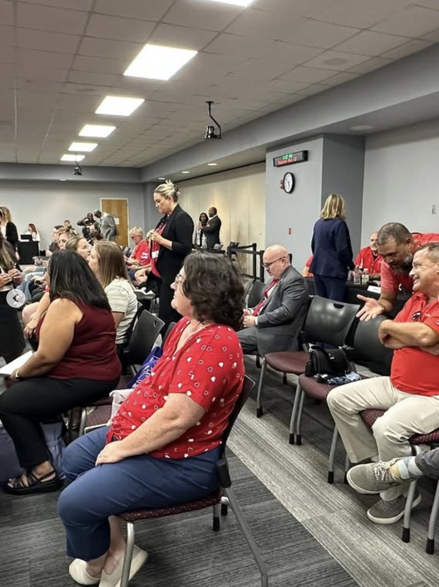 Miembros de la Federación de Maestros de Brevard se vistió de rojo y llenaron la reunión de la junta escolar en apoyo a Melissa Calhoun, en una poderosa muestra de solidaridad sindical. Un ataque contra uno de nosotros es un ataque contra todos.  #UnionStrong