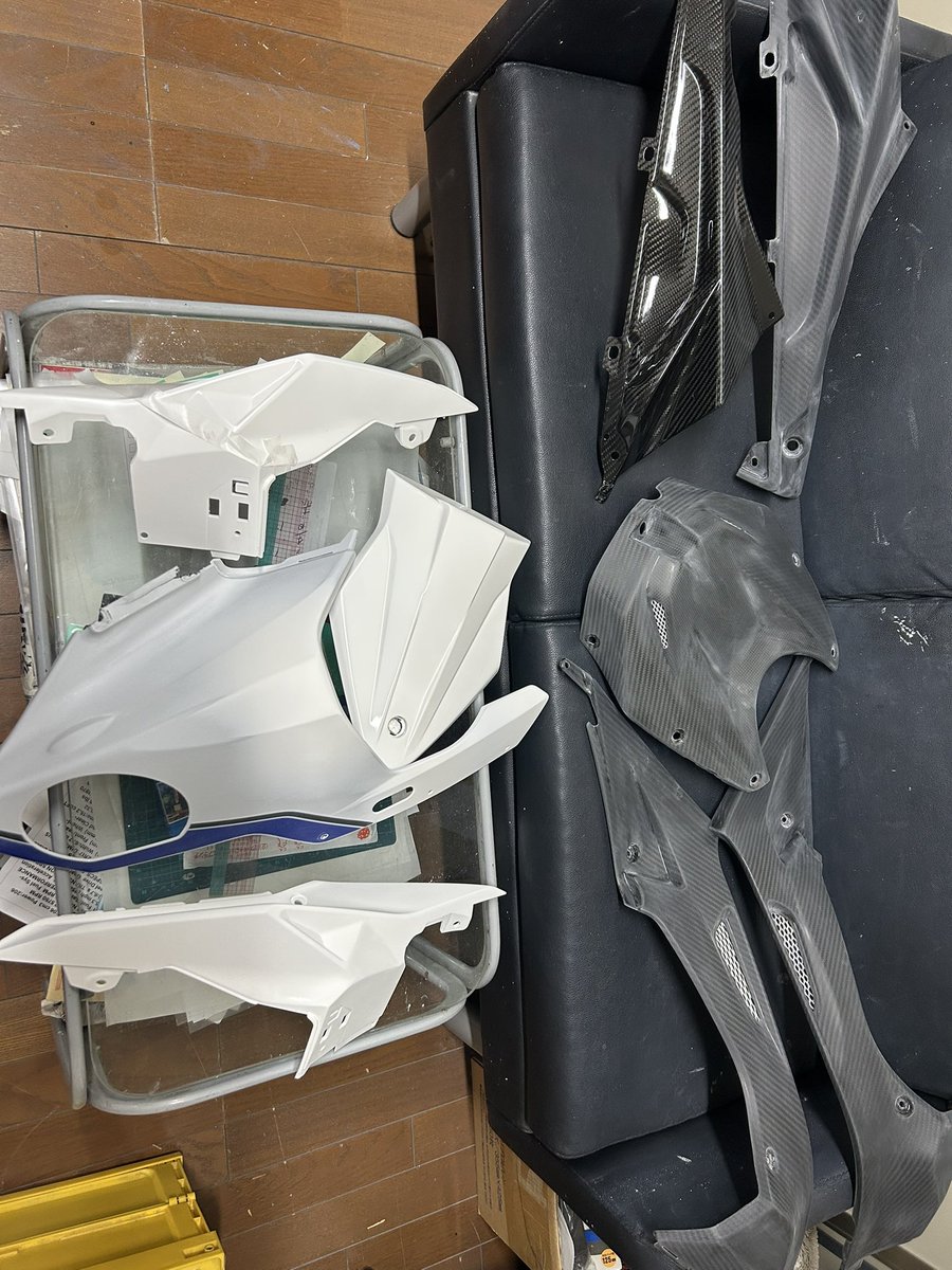LAPICS296549's tweet photo. こんばんは！LAPICSです！
本日は以前作業させていただいたs1000rr hp4のカーボンパーツ等の塗装作業のご紹介です！

ただのカーボンパーツに純正カラーの白とブルーメタリックをツートンでいれてとてもかっこよく仕上がりました！ https://t.co/wh5rNA3o6O