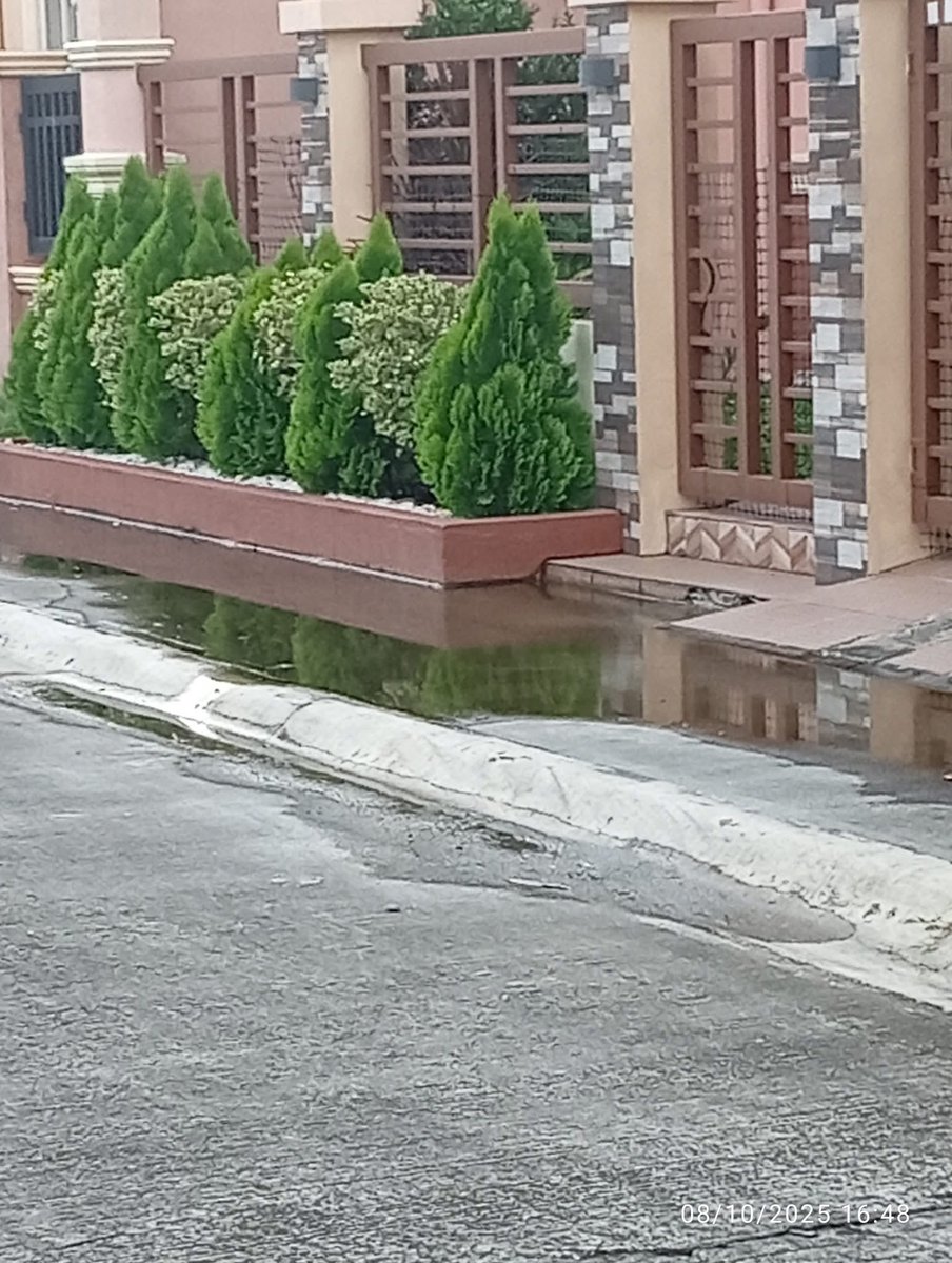 tsik26's tweet photo. @AbanteNews #primewater sa iba wala tubig. Dito lang buwan na ang leak wala ginagawa ang PRIMEWATER!! #villar https://t.co/Tbkxjf3X8t