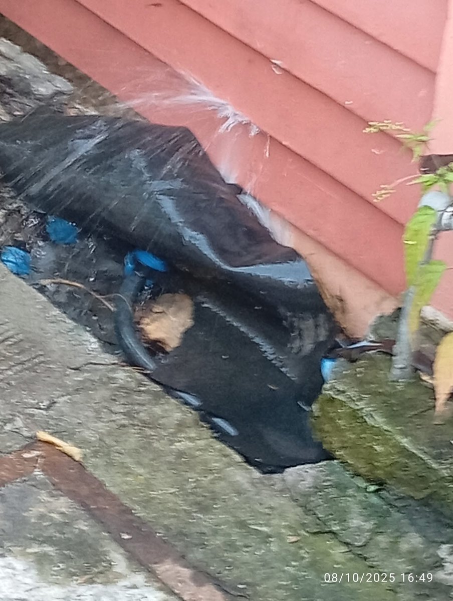 tsik26's tweet photo. @AbanteNews #primewater sa iba wala tubig. Dito lang buwan na ang leak wala ginagawa ang PRIMEWATER!! #villar https://t.co/Tbkxjf3X8t