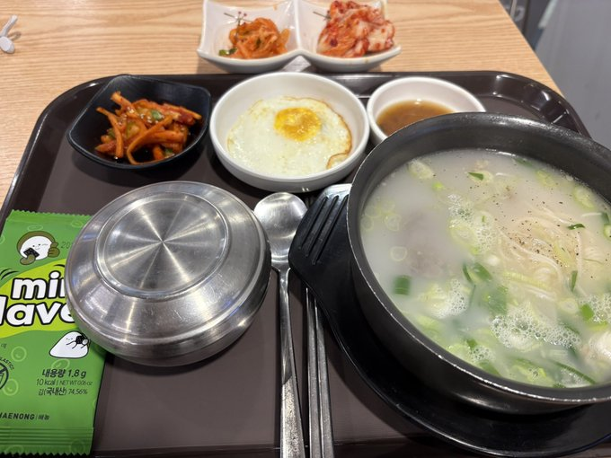 점심은 설렁탕.

뽀얀 국물이 주는 안정감과 담백함.