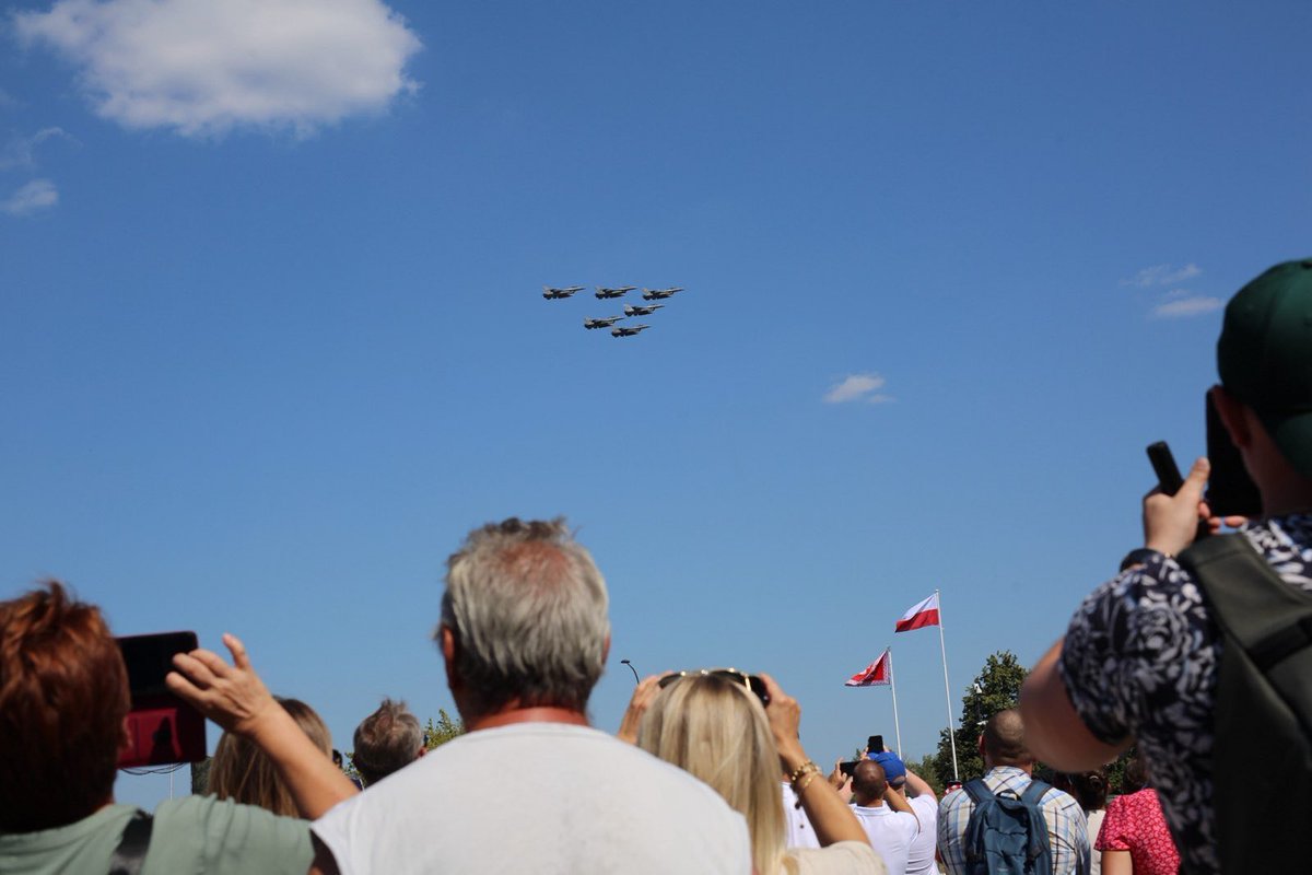 #Defilada2025
Parada lotnicza z udziałem samolotów bojowych, transportowych i śmigłowców to nieodłączny element obchodów #ŚwiętaWojskaPolskiego‼️
#DziękujemyZaWasząSłużbę
#Defilada2025