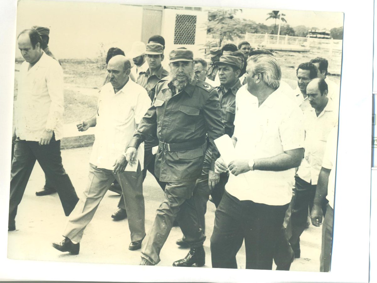 EloylvarezMart1's tweet photo. #Fidel presente en cada #IndustriasCuba, la presencia y vigencia de su pensamiento, obra por el #DesarrolloIndustrial están no sólo en las fábricas que inauguró y visitó. Todos tenemos #100AñosConFidel https://t.co/xy2wazdYg3