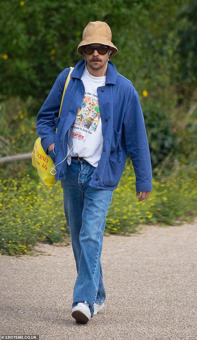 HSPHQs's tweet photo. Harry a passear por Londres, ontem! (14.08) https://t.co/bJi27AqGst