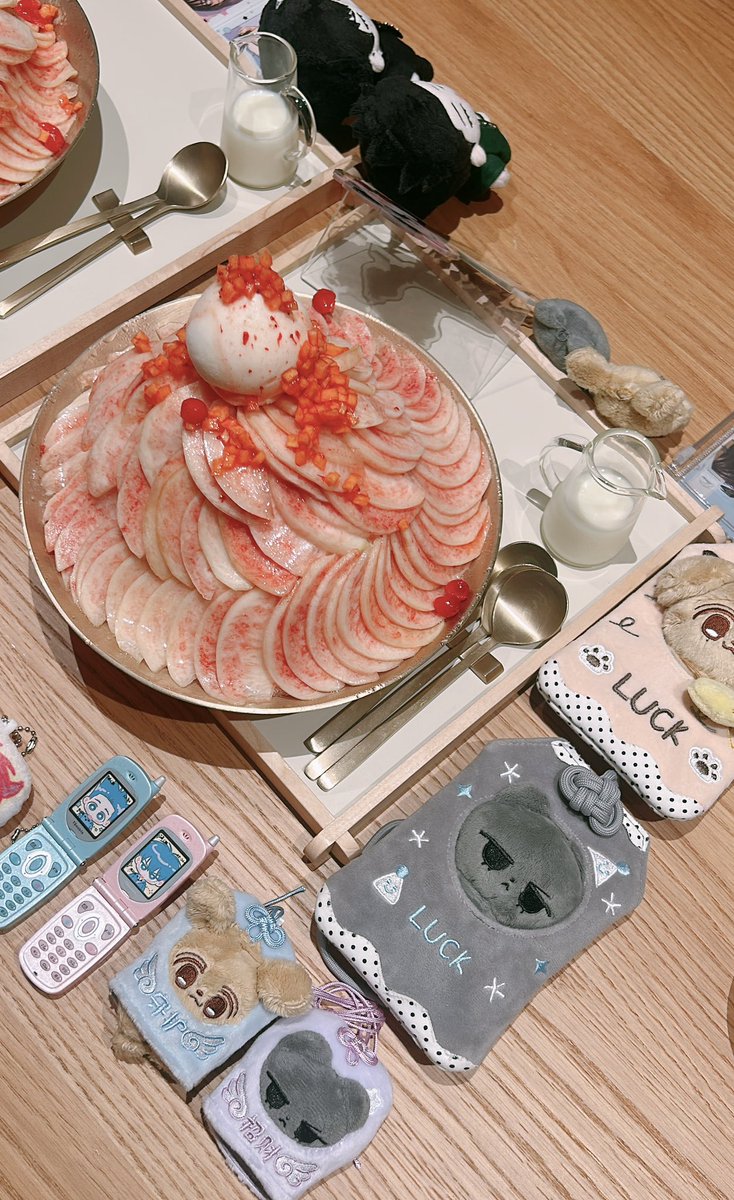 대존맛복숭아빙수였는데
사진으로보니 참치회같음