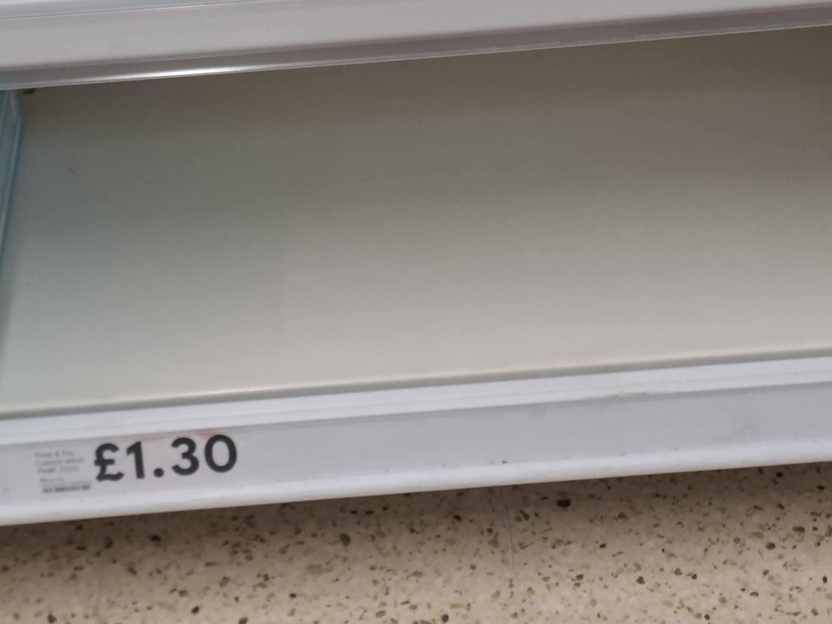 ryansilverfox's tweet photo. .@Tesco Nailsea store, this is the normal 🙄 Empty shelves, no staff to resupply https://t.co/rCM9RHBSEX