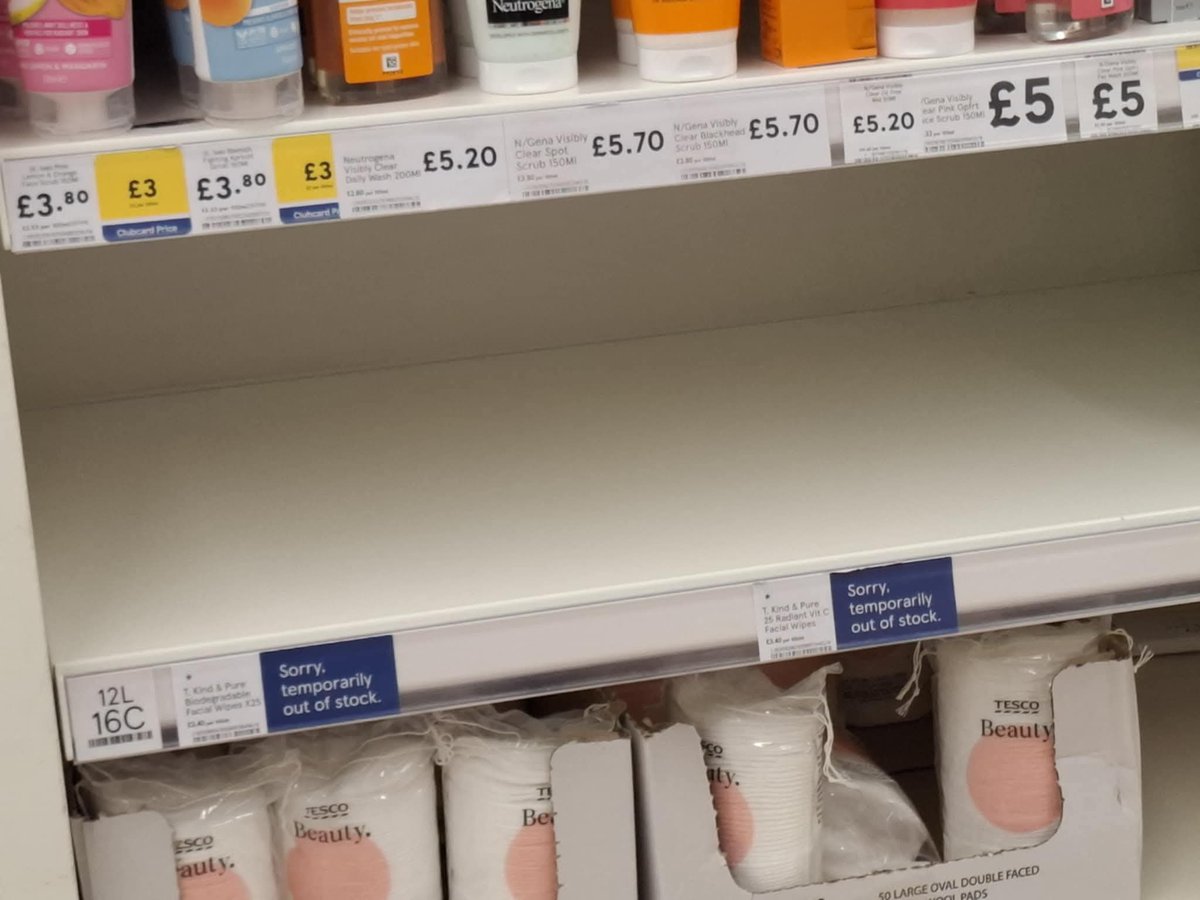 ryansilverfox's tweet photo. .@Tesco Nailsea store, this is the normal 🙄 Empty shelves, no staff to resupply https://t.co/rCM9RHBSEX