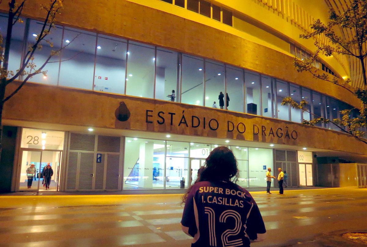 Un día como hoy, hace 10 años, debutaba <a href="/IkerCasillas/">Iker Casillas</a> con el <a href="/FCPorto/">FC Porto</a> en partido oficial. Un honor haber estado allí. 💙🤍