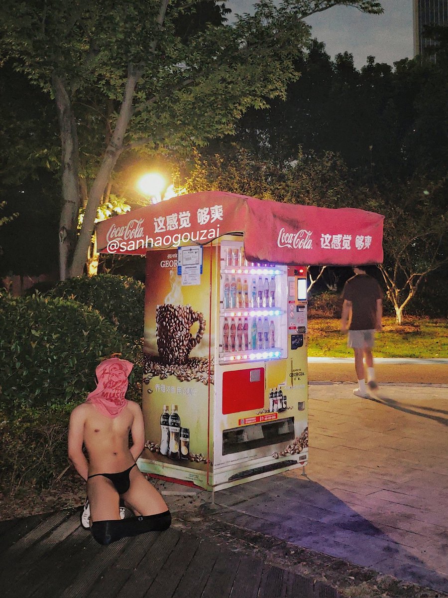 篮球赛还没有结束就已经脱光跪在球场里的自动贩卖机旁边，期待着能被路过的体育生围观嘲笑🆓🕳️🤪chudai
📹：<a href="/TV_kk01/">KK酱</a>
#无脑傻逼 #野裸 #恶堕 #公狗