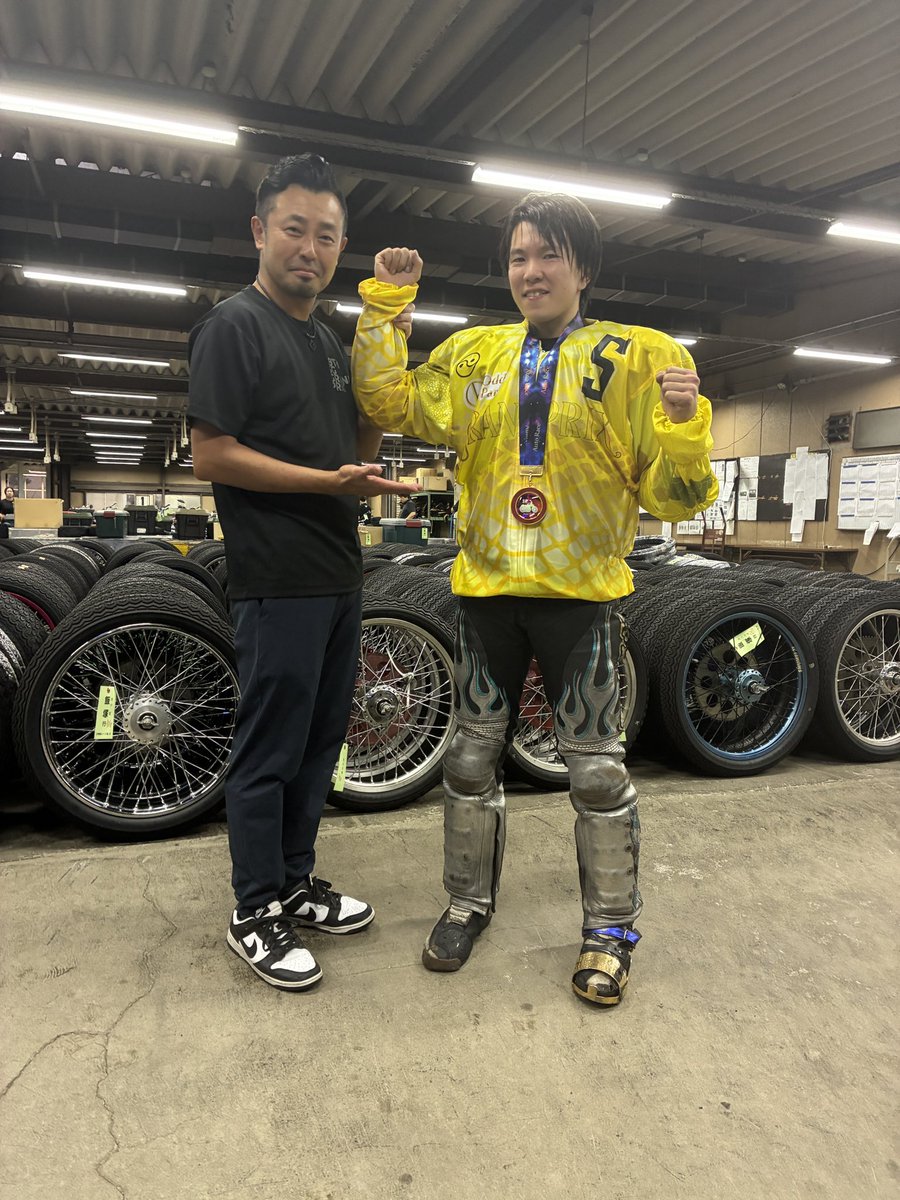 Bf6SpEfmYTuqxo7's tweet photo. オートレースグランプリ優勝戦🏆☔️
優勝は黒川選手とのデットヒートを制した鈴木圭一郎選手が最後は内から捌いてそのままゴール🏁グランプリ初制覇，グランドスラマーの仲間入りしました🎊
圭くん優勝おめでとう🎉🥳㊗️
#伊勢崎オートレース
#オートレースグランプリ
#鈴木圭一郎
#グランドスラム https://t.co/xAhM8PT4ht